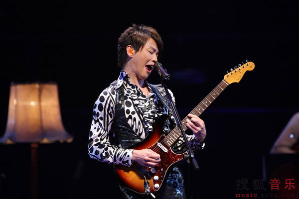 Mandopop star David Tao threw a concert at the Beijing Exhibition Theater Saturday night, Jan.2, 2009. The singer performed 30 songs in the three-hour show and reprised some classic rock songs from the 1970s.