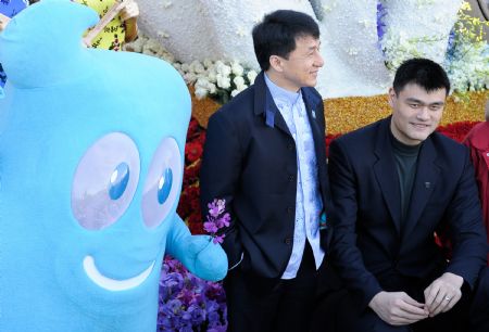 Chinese Hong Kong star Jackie Chan (L) and Chinese basketball player Yao Ming rest beside a mascot of Shanghai 2010 World Expo during a preview of the Tournament of Roses in Pasadena, California, the United States, on Dec. 31, 2009.
