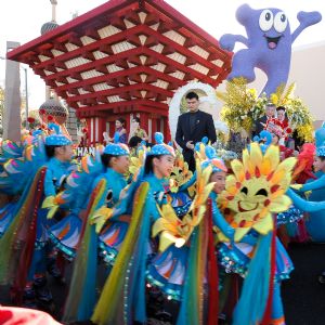Chinese basketball player Yao Ming poses with actors of the float during a preview of the Tournament of Roses in Pasadena, California, the United States, on Dec. 31, 2009. 