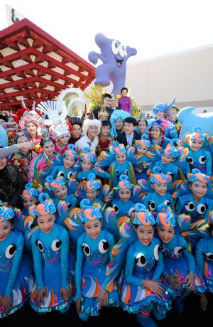 Chinese Hong Kong star Jackie Chan and Chinese basketball player Yao Ming pose with actors of the float during a preview of the Tournament of Roses in Pasadena, California, the United States, on Dec. 31, 2009.