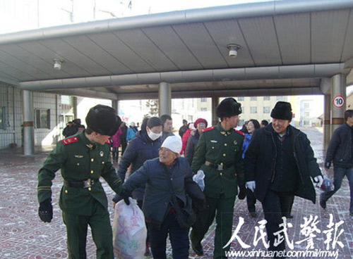 Due to heavy snowfall on Sunday, several trains were delayed and some were stranded in remote areas in Inner Mongolia, January 4, 2010. More than 1,400 stranded passengers were settled in the safe neighborhood in Shangdu by 14:00 Monday. [Xinhua]