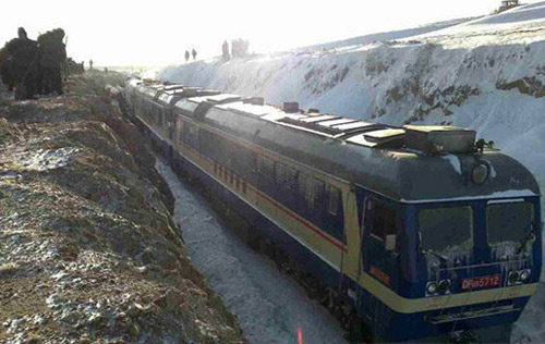 Due to heavy snowfall on Sunday, several trains were delayed and some were stranded in remote areas in Inner Mongolia, January 4, 2010. More than 1,400 stranded passengers were evacuated. [Xinhua]