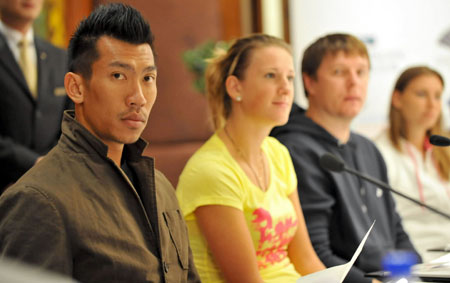  Paradorn Srichaphan (L) of the Asia Pacific team attends a press conference in Hong Kong, south China, Jan. 4, 2010. The Hong Kong Tennis Classic 2010 tournament will be held in Hong Kong on Jan. 6-9. Top tennis stars would represent four teams, namely Europe, Asia Pacific, Russia and the Americas in the tournament. (Xinhua/Lo Ping Fai)