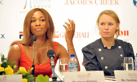 U.S. player Venus Williams (L) of the Americas team speaks at a press conference in Hong Kong, south China, Jan. 4, 2010. The Hong Kong Tennis Classic 2010 tournament will be held in Hong Kong on Jan. 6-9. Top tennis stars would represent four teams, namely Europe, Asia Pacific, Russia and the Americas in the tournament. (Xinhua/Lo Ping Fai)