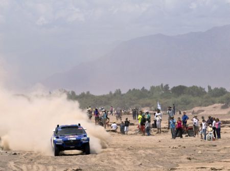 Carlos Sainz of Spain powers his Volkswagen during the third stage of the second South American edition of the Dakar Rally 2010 from La Rioja to Fiambala, January 4, 2010. 