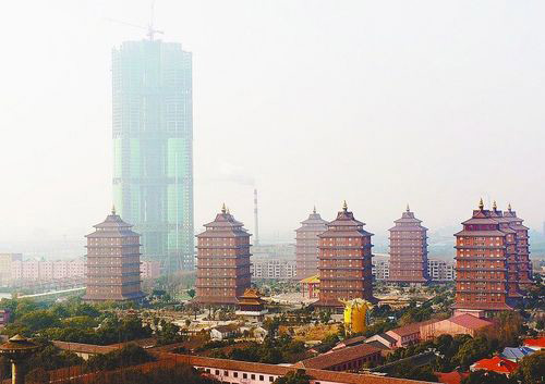 The new skyscraper being constructed in Huaxi Village, East China's Jiangsu Province, exceeds 250 meters in height on Tuesday, January 5, 2010. It is scheduled to be completed this June. [Photo: Yangtze Evening Newspaper]