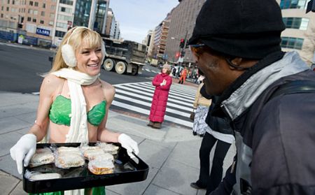 A activist &apos;Lettuce Lady&apos; of PETA promotes the new tofu sandwiches to a passenger in cold winter at Farragut Square, Washington of the United States, Jan. 4, 2009.[chinanews.com.cn]