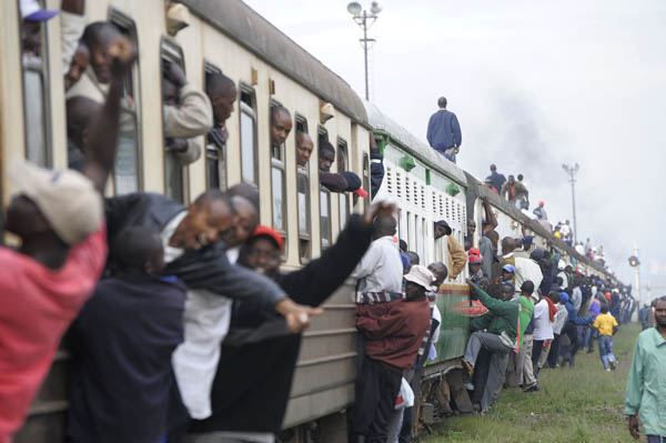 Passengers board an overloaded commuter train in Kenya&apos;s capital Nairobi, January 5, 2009. Public transport in Kenya&apos;s main cities was paralysed for the second day following a strike by matatu (minibus) drivers and conductors on allegations of extortion and corruption by police. Officials of the drivers and conductors association and the Matatu Welfare Association said the industrial action over harassment by the police would continue unabated. [Xinhua/AFP]