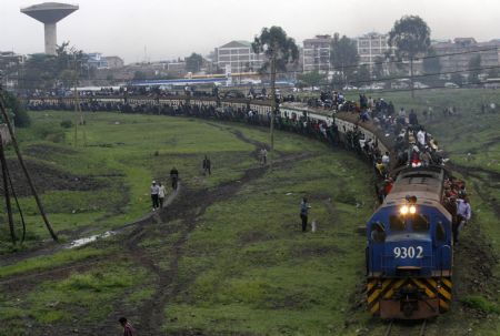 Passengers ride atop overloaded carriages of a commuter train in Kenya&apos;s capital Nairobi, January 5, 2009. Public transport in Kenya&apos;s main cities was paralysed for the second day following a strike by matatu (minibus) drivers and conductors on allegations of extortion and corruption by police. Officials of the drivers and conductors association and the Matatu Welfare Association said the industrial action over harassment by the police would continue unabated. [Xinhua/Reuters] 