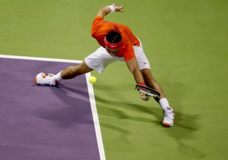 Spain's Rafael Nadal returns to Simone Bolelli of Italy during the ATP Qatar Open tennis tournament in Doha January 5, 2010. 