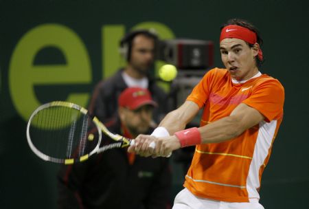 Spain's Rafael Nadal returns to Simone Bolelli of Italy during the ATP Qatar Open tennis tournament in Doha January 5, 2010. 