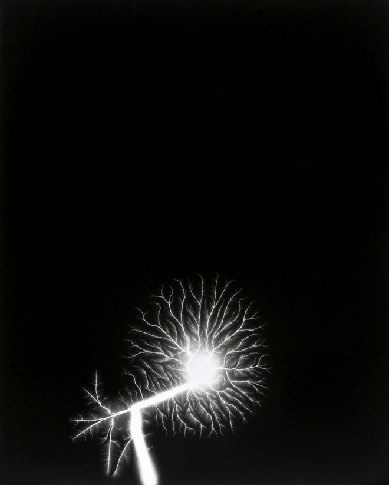 An electric spark seen during an experiment conducted by Japanese scientist Hiroshi Sugimoto. [CRI]