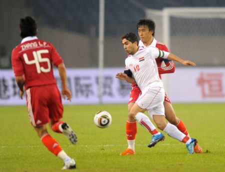 Syria's Khatib (front R) tries to break through during a Group D match of the Asian Cup 2011 Final Qualification Round against China in Hangzhou, east China's Zhejiang Province, Jan. 6, 2010.