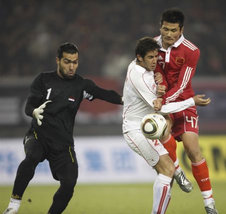 China's Shao Jiayi (R) vies for the ball during a Group D match of the Asian Cup 2011 Final Qualification Round against Syria in Hangzhou, east China's Zhejiang Province, Jan. 6, 2010.