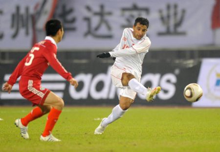 Syria's Alzino (R) shoots the ball during a Group D match of the Asian Cup 2011 Final Qualification Round against China in Hangzhou, east China's Zhejiang Province, Jan. 6, 2010. [Xinhua/Xu Yu]