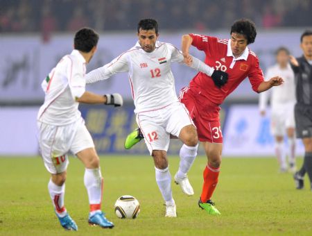 Syria's Alzino (C) vies with China's Zhao Xuri during a Group D match of the Asian Cup 2011 Final Qualification Round in Hangzhou, east China's Zhejiang Province, Jan. 6, 2010.