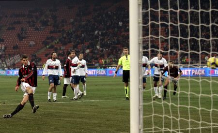 AC Milan's Huntelaar converted a penalty during their Italian Serie A soccer match at the San Siro stadium in Milan January 6, 2010. [Xinhua/Reuters Photo]