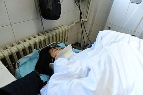 A woman receives treatment in a hospital in Beijing. The woman in Beijing narrowly escaped death when she accidentally fell from her 18th floor balcony on January 5, 2010. [Photo/cri.cn]