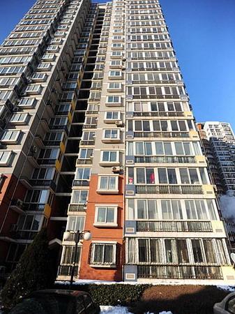 A front view of a building in Beijing is shown here in this picture. A woman narrowly escaped death when she accidentally fell from the 18th floor balcony of her apartment in the building, January 5, 2010. [Photo/cri.cn]