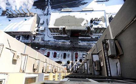 A bird view from the 18th floor of a building in Beijing is shown here in this picture. A woman narrowly escaped death when she accidentally fell from the 18th floor balcony of her apartment in the building, January 5, 2010. [Photo/cri.cn]