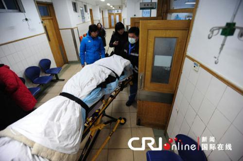A woman in Beijing narrowly escaped death when she accidentally fell from her 18th floor balcony on January 5, cri.cn reported today.