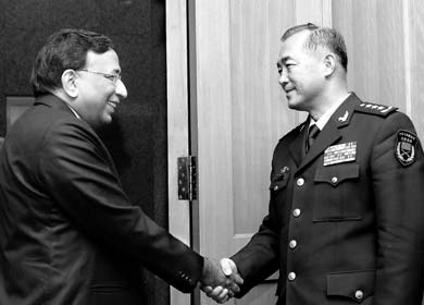 Ma Xiaotian (right), deputy chief of general staff of the People’s Liberation Army, greets Indian Defense Secretary Pradeep Kumar yesterday in Beijing. 