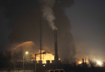 Picture taken on Jan. 7, 2010 shows smoke and fire billowing from a factory in which an explosion occured in Lanzhou, capital of northwest China's Gansu Province. The explosion broke out in the factory at about 5:30 p.m.. No casualties was reported.