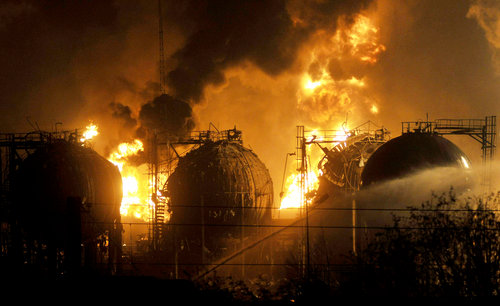 Firefighters battle a blaze after explosion at a chemical plant in Lanzhou, capital of northwest China's Gansu province，January 7, 2010.
