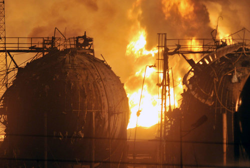 Smoke and fire billow from a chemical plant after an explosion in Lanzhou, capital of northwest China's Gansu province，January 7, 2010. 