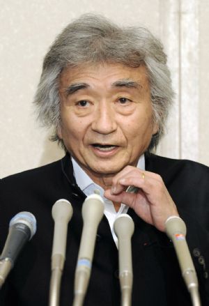 Japan's most famous orchestral conductor, Seiji Ozawa, speaks during a news conference in Tokyo January 7, 2010. Ozawa has been diagnosed with cancer and will cancel all performances for the next six months to concentrate on treatment, his office said on Thursday.