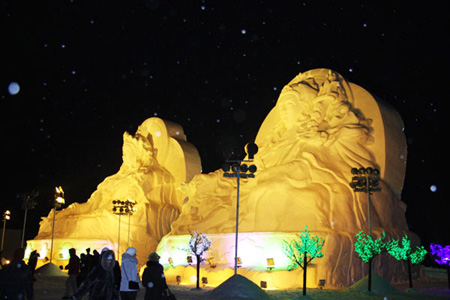 Harbin Ice and Snow World, one of the major venues for the 26th International Ice and Snow Festival, officially opens on January 5, 2010. The park features many large ice and snow sculptures based on landmarks from countries around the world. [CRI]