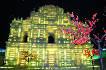 Harbin Ice and Snow World, one of the major venues for the 26th International Ice and Snow Festival, officially opens on January 5, 2010. The park features many large ice and snow sculptures based on landmarks from countries around the world. [CRI]