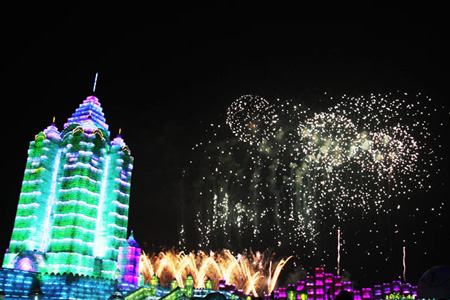 Harbin Ice and Snow World, one of the major venues for the 26th International Ice and Snow Festival, officially opens on January 5, 2010. The park features many large ice and snow sculptures based on landmarks from countries around the world. [CRI]