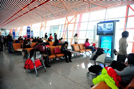 Passengers wait for flight at the Capital International Airport in Beijing, capital of China, Jan. 3, 2010. Some departure flights were delayed and some were canceled due to the heavy snowfall in Beijing on Sunday. [Xinhua]