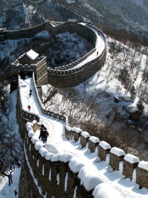 The Great Wall of Mutianyu section is covered with snow in Beijing, capital of China, Jan. 4, 2010. [Xinhua]