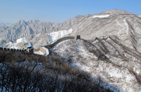 The Great Wall of Mutianyu section is covered with snow in Beijing, capital of China, Jan. 4, 2010. [Xinhua]