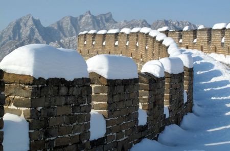 The Great Wall of Mutianyu section is covered with snow in Beijing, capital of China, Jan. 4, 2010. [Xinhua]