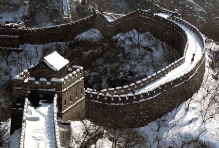 The Great Wall of Mutianyu section is covered with snow in Beijing, capital of China, Jan. 4, 2010. [Xinhua]