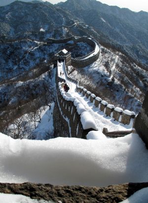 The Great Wall of Mutianyu section is covered with snow in Beijing, capital of China, Jan. 4, 2010. [Xinhua]