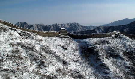 The Great Wall of Mutianyu section is covered with snow in Beijing, capital of China, Jan. 4, 2010. [Xinhua]