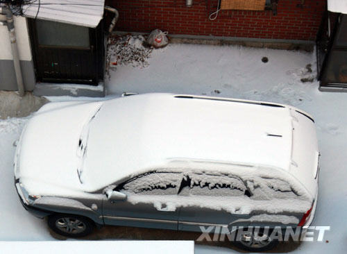 A car is seen covered by heavy snow in Seoul, capital of South Korea, December 28. [Xinhua]