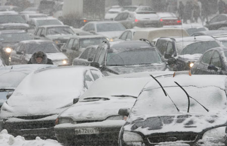 Cars are stuck in a traffic jam during heavy snowfall in central Moscow, December 21, 2009. Traffic was paralyzed in Moscow on Monday as this winter&apos;s largest snowfall swept through the Russian capital. The blizzard, which began late on Dec.20 and continued on Dec. 21 morning, dropped some 20 cm of snow. [Xinhua/Reuters]