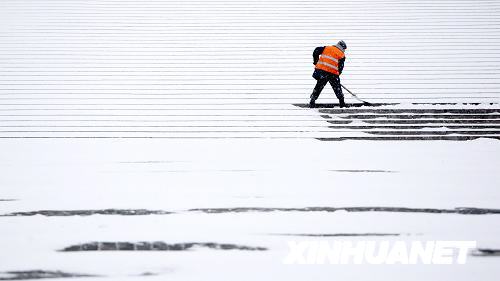A work cleans heavy snow in Moscow, the capital city of Russia on December 29. [Xinhua]