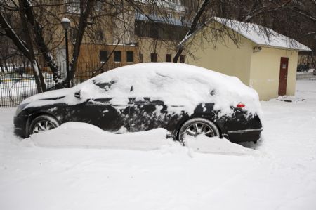 A car is covered with snow in Moscow, capital of Russia, Dec. 21, 2009. An overnight snowstorm with a snowfall of over 20 centimeters in some area hit Moscow, causing traffic jams.[Xinhua] 