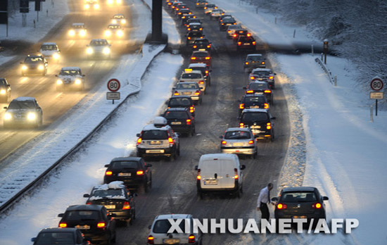 Germany encountered heavy snow on Jan.5, 2009, leaving transportation into half-standstill. [Xinhua/AFP]