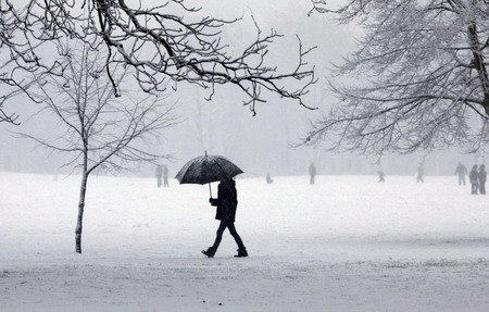 A man walks through the snow in Queen&apos;s Park in northwest London, January 6, 2010.[Chinadaily.com.cn via agencies] 