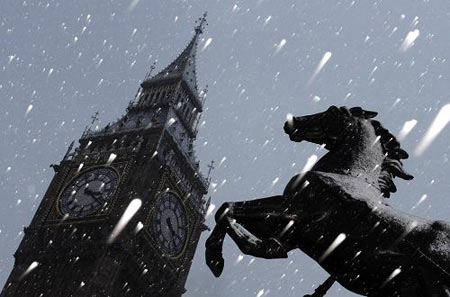 Snow falls around The Houses of Parliament in central London January 6, 2010. [Xinhua/Reuters]