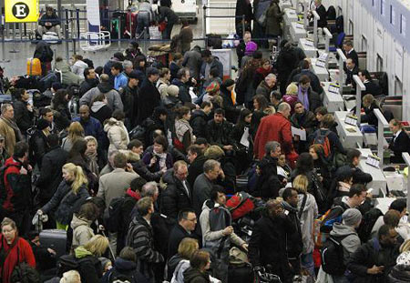 Passengers wait for flights after heavy snowfall closed the runway at Gatwick Airport near London January 6, 2010. Blizzards swept across central and southern England on Wednesday, bringing more road and rail chaos, forcing airlines to suspend flights and hundreds of schools to close. [Xinhua/Reuters]