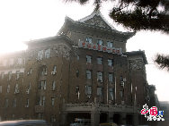 Founded in 1946 as the Northeast College of Administration in Harbin, Heilongjiang, Jilin University merged with many Universities and colleges and changed its name many times. In May 1948, the Northeast Administration College merged with the Harbin University and was renamed to Northeast Academy of Science. [Photo by Hu Weijun]