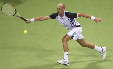 Russia's Nikolay Davydenko returns a shot to Roger Federer of Switzerland during their semi-final match at the Qatar Open tennis tournament in Doha January 8, 2010. (Xinhua/Reuters Photo)